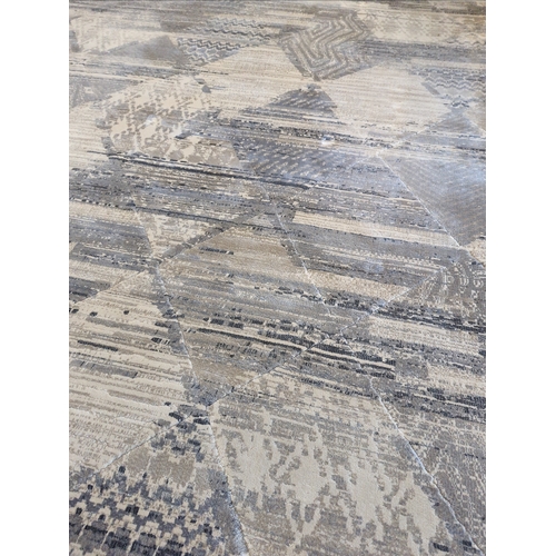 1024 - Large grey rug. 2.4m x 3.4m