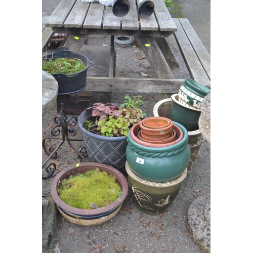 18 - Quantity of pots, ceramic & plastic, some with contents