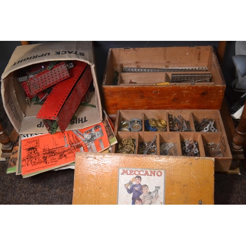 569 - Collection of vintage Meccano & booklets