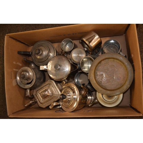 667 - Box of mixed metal ware.