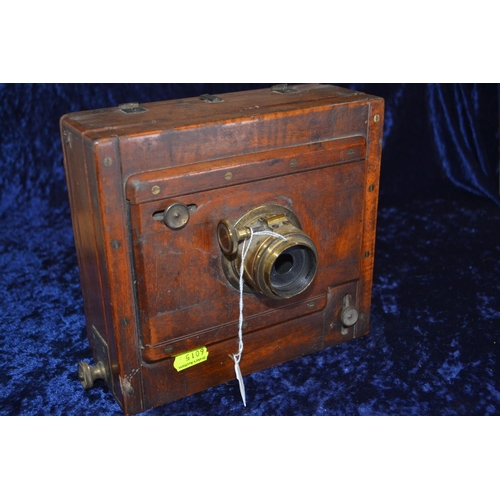 718 - Antique mahogany optical dry plate camera. W21cm H19cm