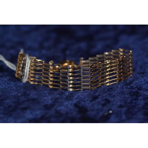 743 - 9ct gold graduated gate link bracelet with a heart-shaped padlock clasp, hallmarked London, 6.9 gram... 