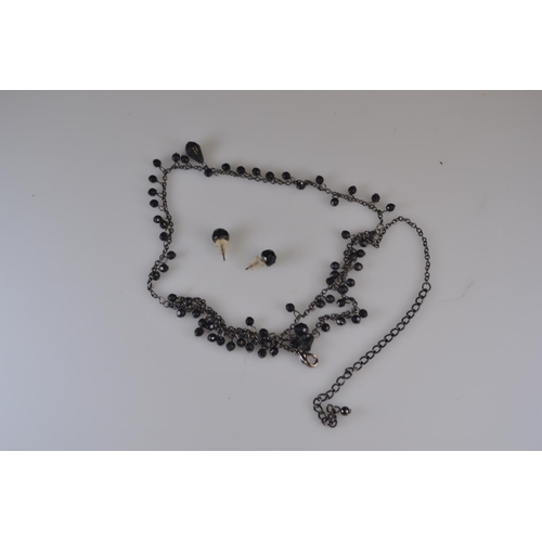 782 - Mourning necklace, choker and pair of earrings.