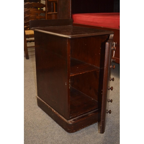 1123 - Mahogany pot cupboard with faux drawer front. 43cm x 54cm x 72cm