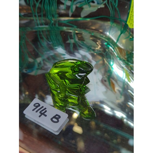 914B - A Baccarat green crystal frog, etched mark to base 55mm x 32mm