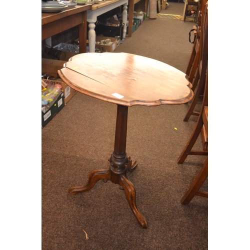 312 - Hardwood pedestal table with shaped bevelled top, fluted leg and carved feet.