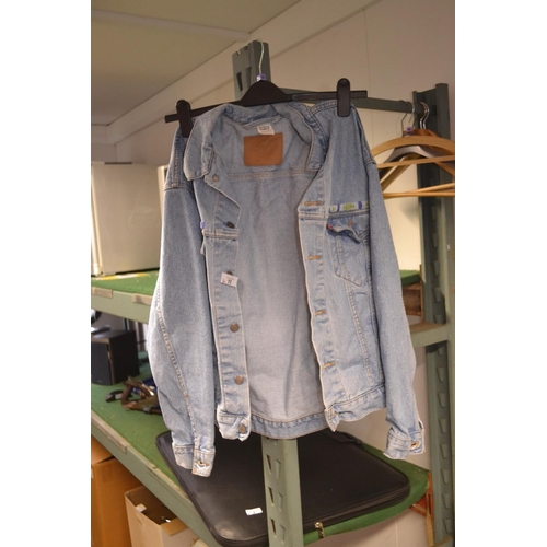 11 - Vintage Levi's size M denim jacket