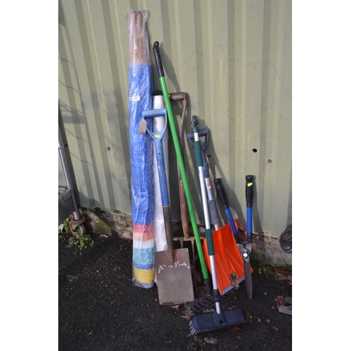 124 - 5 pole windbreak together with various gardening tools etc.