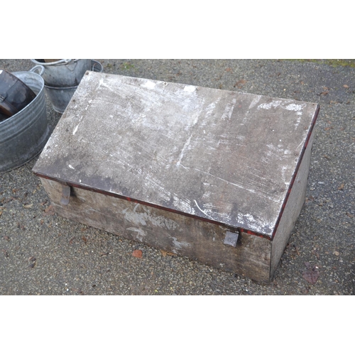 139 - Slope topped tool storage case. W91cm