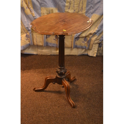 312 - Hardwood pedestal table with shaped bevelled top, fluted leg and carved feet.