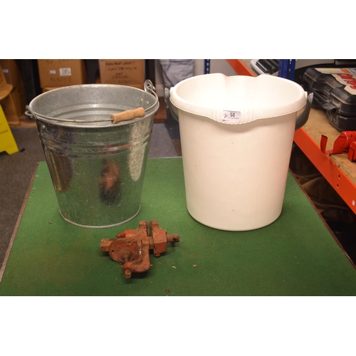 51 - Galvanised bucket, plastic bucket & small Record Imp vice