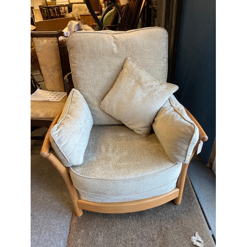 589 - Single seat blonde Ercol chair with all matching cushions plus one loose. W84 x D 95 x H 94 CM Appro... 