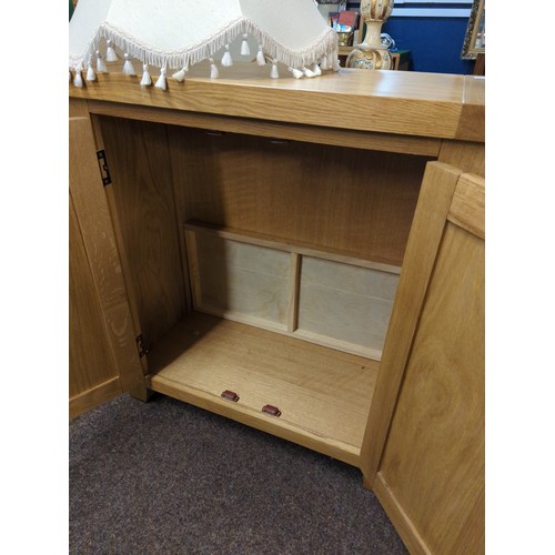 270A - 2 door oak cupboard with shelf. W 75 D 36 H 81cm