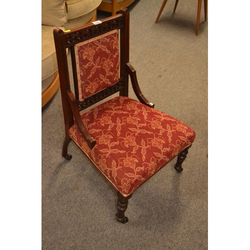 592 - Carved nursing chair, nicely upholstered with back rest, with 4 original castors. W 48 D 45 H 75 cm