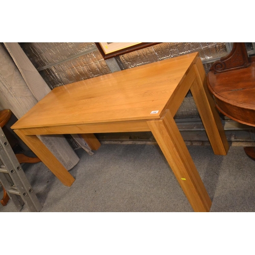 596 - Large desk/ table in modern oak finish. L 150 X D 60 X H 80 cm