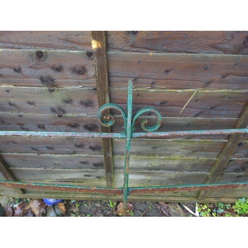 22 - Section of scrolled top cast iron fencing. L3.7m H80cm with additional 1.3m section