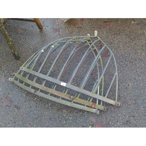 5 - 3 corner animal feeders. W89cm