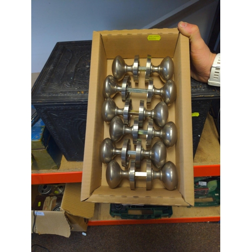 90 - 6 internal door knobs