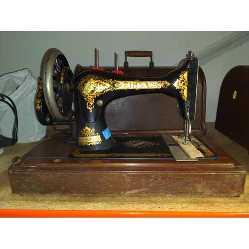 94 - Manual Singer sewing machine