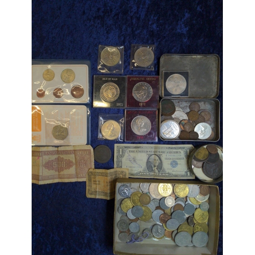 333 - Small quantity of British & world coins, crowns, tokens & banknotes, gross weight including ... 