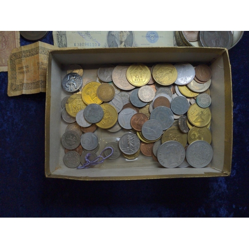 333 - Small quantity of British & world coins, crowns, tokens & banknotes, gross weight including ... 