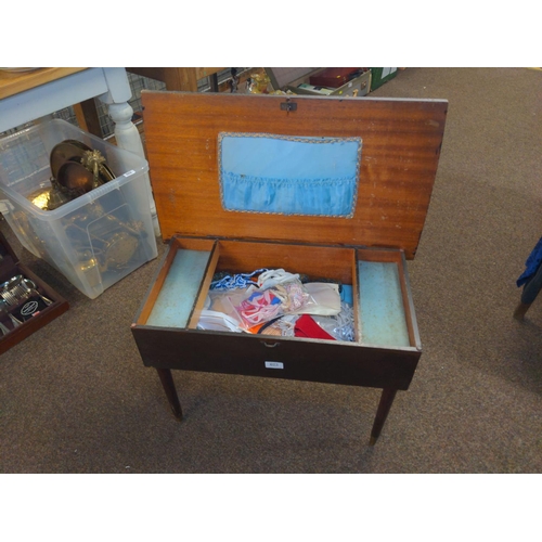 623 - Sewing cabinet on legs with lifting top to central storage area including selection of contents. W 6... 