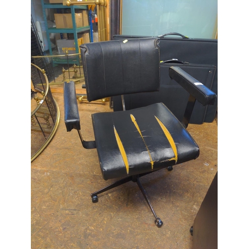 21 - Vintage industrial swivel chair.