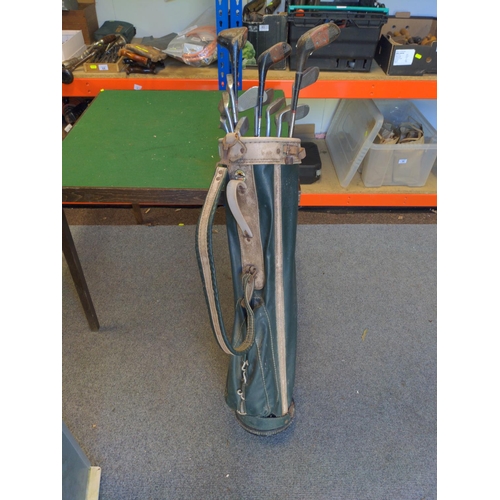 81 - Bag of vintage golf clubs