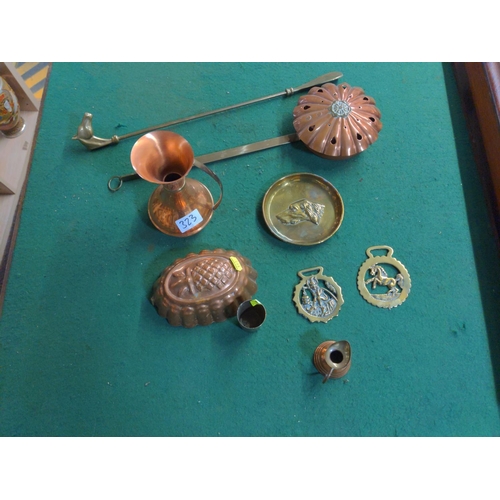 323 - Copper and brass ware inc, chestnut pan, horse brasses and jelly mould.