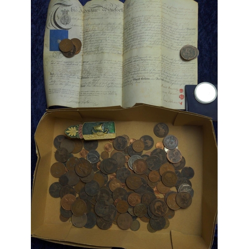 374 - Solomon Islands silver ten dollar coin, collectable 50p's, one pennies etc. together with an indentu... 