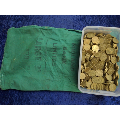 375 - Tub of nickel-brass threepences, gross weight including tub 2.915kg