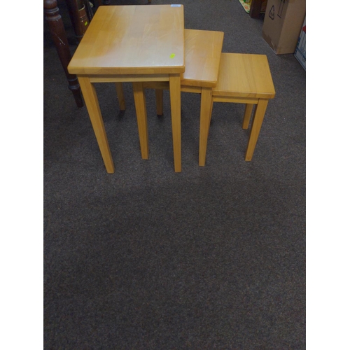 566 - Modern nest of tables engineered oak. W 48 D 33 H 46