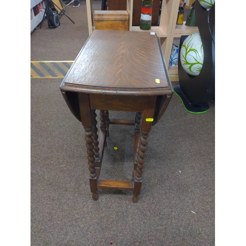 576 - Small oak drop leaf table with turned legs. W92 D59 H72cm