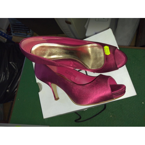 130 - Quantity of ladies shoes, either very light wear or as new. All size 7.