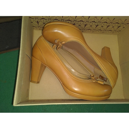 130 - Quantity of ladies shoes, either very light wear or as new. All size 7.
