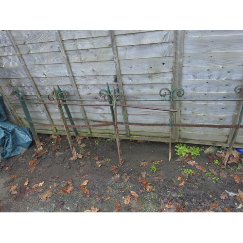 156 - Section of scrolled top cast iron fencing. L3.7m H80cm with additional 1.3m section