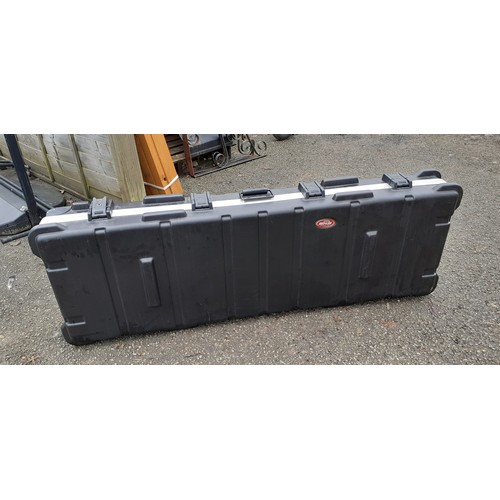 134A - Large SKB Orange, CA Flight case with key 156cm x 56cm x 21cm