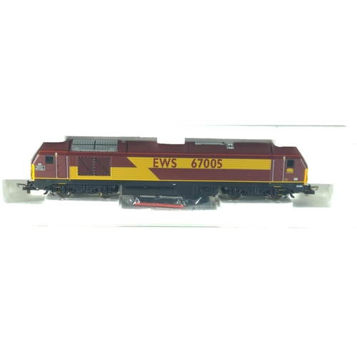 119 - Diesel Locomotive Class 67005 EWS Queen's Messenger. Manufactured by Lima. Makers Catalogue no L2049... 