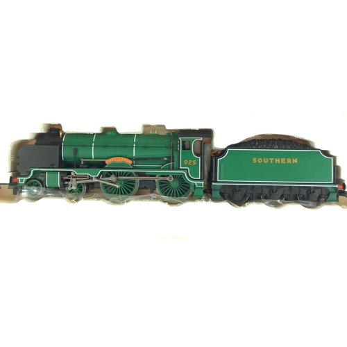 236 - Railroad SR 4-4-0 Schools Class Cheltenham. Manufactured by Hornby. Makers Catalogue no R3172