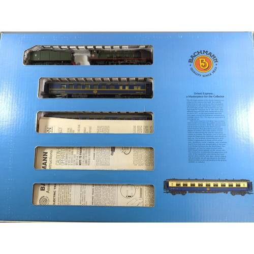 146 - HO scale Orient Express Set SNCF 4-6-2 & 4 Coaches, track controller. Manufactured by Bachmann. ... 