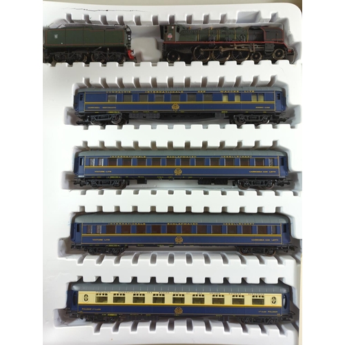 146 - HO scale Orient Express Set SNCF 4-6-2 & 4 Coaches, track controller. Manufactured by Bachmann. ... 