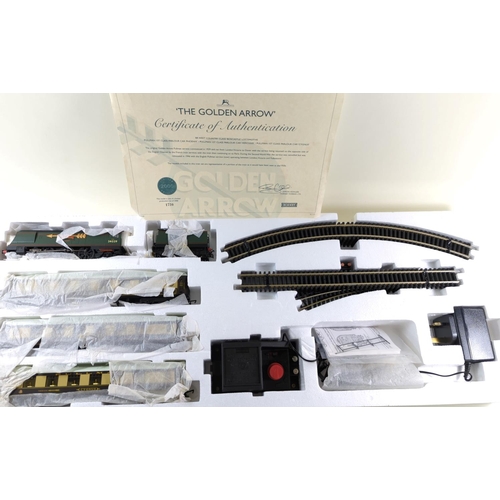 424 - Ltd Edition 1730 of 2000 The Golden Arrow 00 Gauge Train Set, DCC ready. Manufactured by Hornby. Mak... 