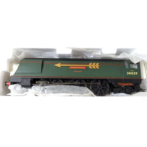 424 - Ltd Edition 1730 of 2000 The Golden Arrow 00 Gauge Train Set, DCC ready. Manufactured by Hornby. Mak... 