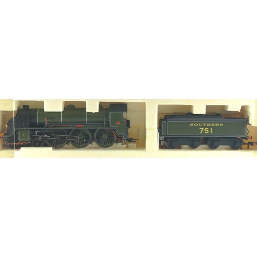 502 - Southern 751 4-6-0 N15 King Arthur Class Etarre, DCC ready. Manufactured by Hornby. Makers Catalogue... 