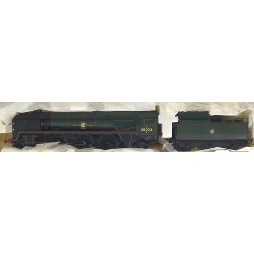 740 - BR 4-6-2 Holland Afrika Line Merchant Navy Class. Manufactured by Hornby. Makers Catalogue No R2170