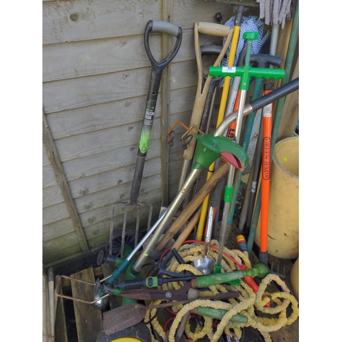 52 - Quantity of long handled gardening tools etc