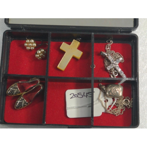 434 - Small quantity of jewellery in black case, including a 925 silver jewellery locket & chain, 925 ... 