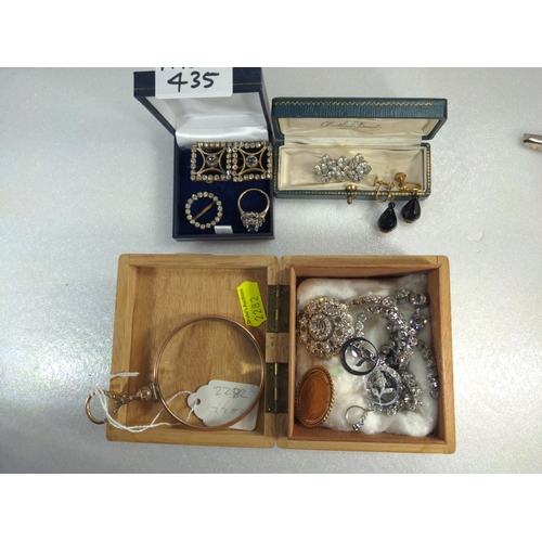 435 - Collection of mostly vintage costume jewellery & a magnifying glass