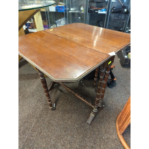 597 - Small gate leg table, extended W66 x D60 x H60cm