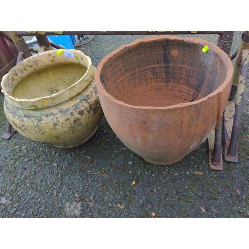 10 - 2 planter pots. Tallest H31cm